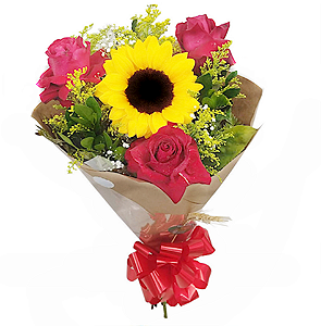 Buquê com 3 rosas vermelhas e 1 girassol na embalagem Kraft