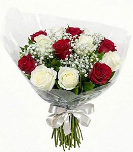 Buquê com 12 rosas vermelhas e branca no celofane e laço
