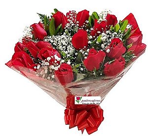 Buquê com 16 rosas vermelhas no celofane e laço