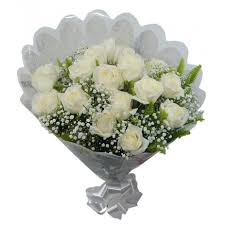 108 - Buquê com 12 rosas brancas