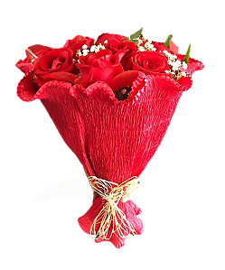 105 - Buquê com 12 rosas no crepom vermelho