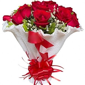 Buquê com 12 rosas vermelhas no crepom branco e laço