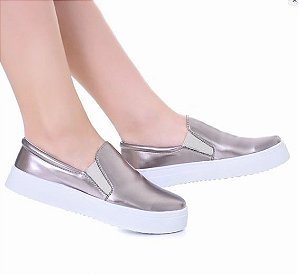 TÊNIS SLIP ON FEMININO SINTÉTICO METALIZADO PRATA VELHA