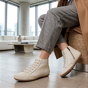 BOTA FEMININA CANO CURTO COM ZÍPER COR OFF WHITE