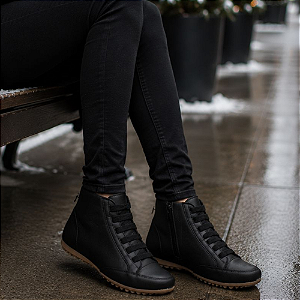 BOTA FEMININA CANO CURTO COM ZÍPER COR PRETA