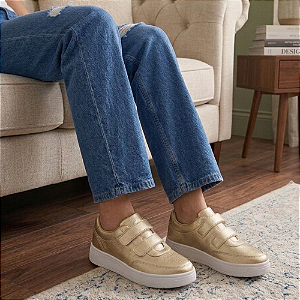 Tênis Feminino Metalizado Dourado Com Fecho Colante Calce Fácil