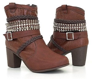 Bota Feminina em Couro com Strass Cano Curto Marrom