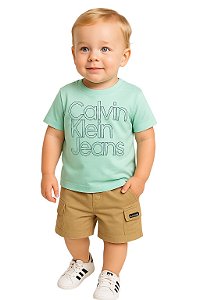 Conjunto Calvin Klein Bebê Camiseta Verde + Bermuda Cargo Bege