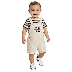Jardineira e Camiseta Tommy Hilfiger