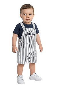 Jardineira e Camiseta Tommy Hilfiger