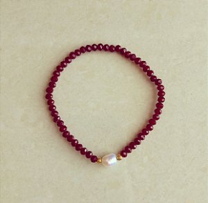 Pulseira Cristais Vermelho Marsala com Pérola de Água Doce Dourado