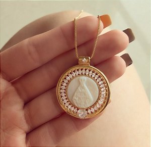 Corrente Mandala Nossa Senhora na Madre Pérola com Zircônias Diamond Dourado