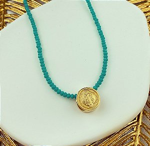 Chocker/Gargantilha de Cristais Azul Turquesa com Medalha de São Bento Dourado