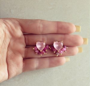 Brinco Coração de Cristal Leitoso Safira Rosa com Cacho de Jade Pink Mesclada Dourado