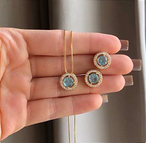 Conjunto Redondinho com Cristal Azul Claro e Micro Zircônias Diamond Dourado