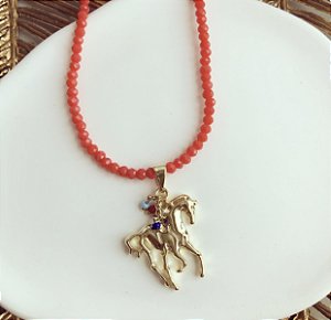 Chocker Cristais Coral com Cavalo Dourado