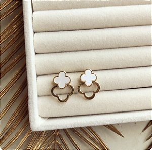 Brinco Inspired Flor Dupla Branco Dourado