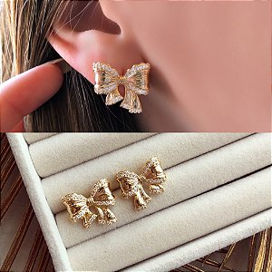 Brinco Laço Detalhado e Cravejado de Zircônias Diamond Dourado