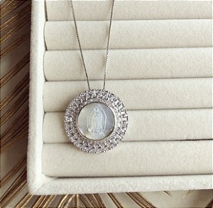 Corrente Mandala Nossa Senhora de Guadalupe na Madre Pérola com Zircônias Diamond Ródio Branco