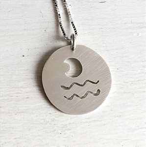 Colar Amuleto em Prata com Pingente Lua nas águas