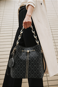 Bolsa Bucket Monograma Elegance - Alça de Mão - Chenson 3485501 - Preto