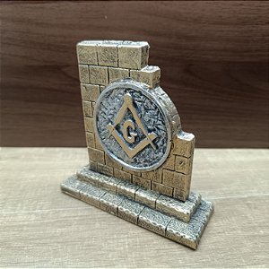 Muro com Esquadro e Compasso - Muro Maçônico
