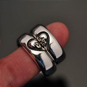 Par de alianças caveiras um só coração em prata 950k (largura 7,5 mm)