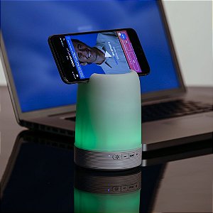 Caixa de som multimídia com luzes, suporte para celular e porta caneta.