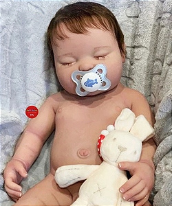 Bebê Reborn Menino Silicone Sólido 47 Cm Olhos Fechados Bebê Pode Dar Banho Acompanha Lindo Enxoval