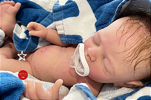Bebê Reborn Menino Silicone Sólido 43 Cm Olhos Fechados Pode Tomar Banho Acomanha Enxoval E Chupeta