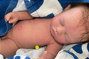 Bebê Reborn Menino Silicone Sólido 43 Cm Olhos Fechados Pode Tomar Banho Acompanha Enxoval E Chupeta