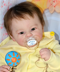 Bebê Reborn Menino Greta 50 Cm Olhos Abertos Detalhes Reais Acompanha Chupeta E Enxoval Completo