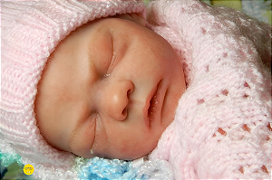 Boneca Bebê Reborn Menina Caroline 46 Cm Olhos Abertos Super Realista Acompanha Placa de Barriga