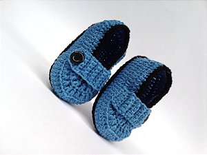 A239 Sapatinho de croche de menino azul e preto de bebe