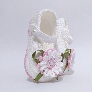 A356 Sapatinho de croche menina branco e rosa bebe perola