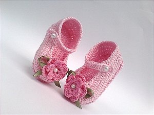 A235 Sapatinho de croche de menina rosa bebe flor