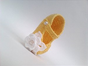 A267 Sapatinho de croche de bebe menina amarelo