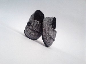 A368 Sapatinho de croche de menino bebe cinza