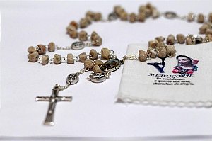 Terço de Pedras da Colina da Aparições de Medjugorje + Lencinho encostado na Estátua do Cristo Ressuscitado