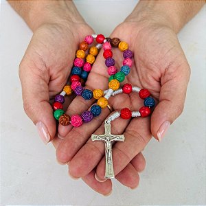 Terço de Flores com contas Coloridas e Cruz Metalicas + Lencinho encostado na Estátua do Cristo Ressuscitado