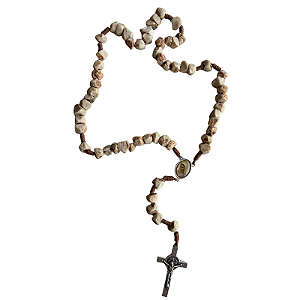 Terço de Pedras (grande) da Colina da Aparições de Medjugorje + Lencinho encostado na Estátua do Cristo Ressuscitado