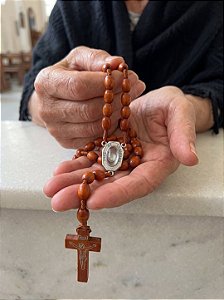Terço de Lourdes de Cordão - Marrom + Frasquinho com água de Lourdes