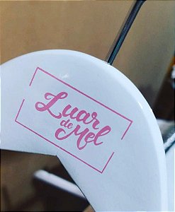 Gravação em cabides de madeira: logo, nomes e lembrança de casamento - min. 50pç - Laser ou Carimbo clichê - Watts:  (11) 94220-9117