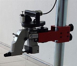 Maquina de costura com pedestal e acionamento - Lemaqui Equipamentos  Industriais.