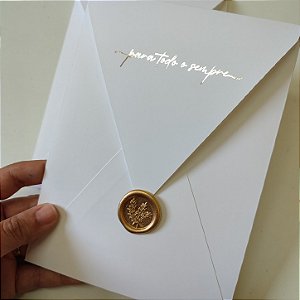 Convite Casamento Vertical Branco Frase Metalizada no Envelope Metalizado Nomes e Iniciais