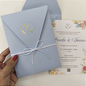 Convite Casamento Azul Serenity Vertical Com Brasão Metalizado com Cordão