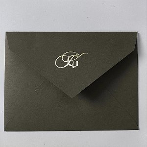 Convite Casamento Envelope Verde Oliva Metalizado Iniciais e Nomes Borda Relevo