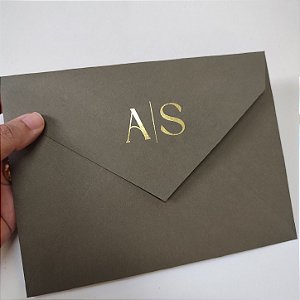 Convite Casamento Envelope Verde Oliva Iniciais e nomes Metalziados Borda em Relevo