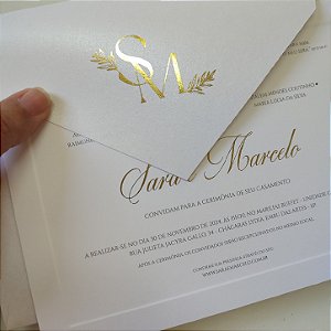 Convite Casamento Envelope Branco Inicias Nomes Metalizado Borda em Relevo