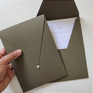 Convite Casamento Verde Oliva Vertical com Dourado